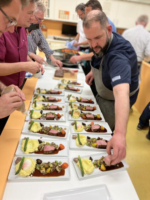 Gleich ist das kulinarische Kunstwerk vollendet. 