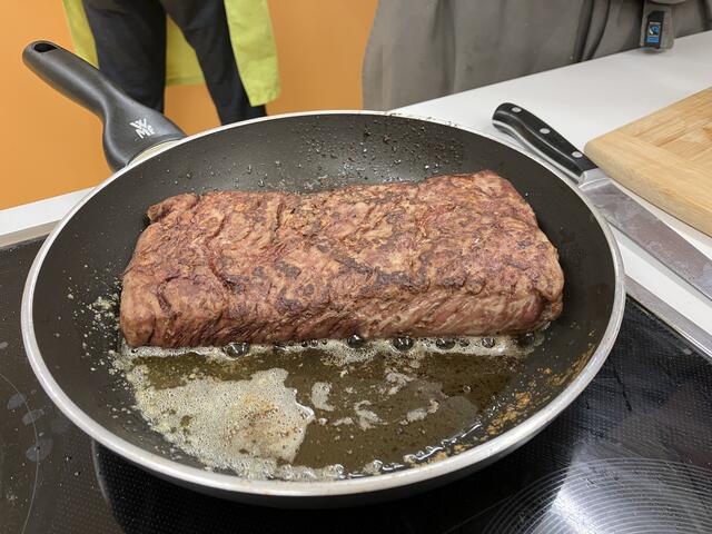 Kurz von allen Seiten scharf anbraten, dann bei 80° in den backofen bei einer Kernteperatur auf 60° runterschalten, ruhen lassen. Vor dem Anrichten nochmals kurz in Butter anbraten - gelungen!