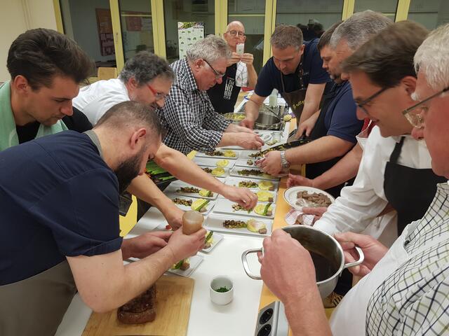Den Morchelespuma drauf und die deliziöse Thymiansoße. Die Soße macht den Koch: an dieser sieht man ob er was kann. Johannes Steichele kann dies Firstclas. 