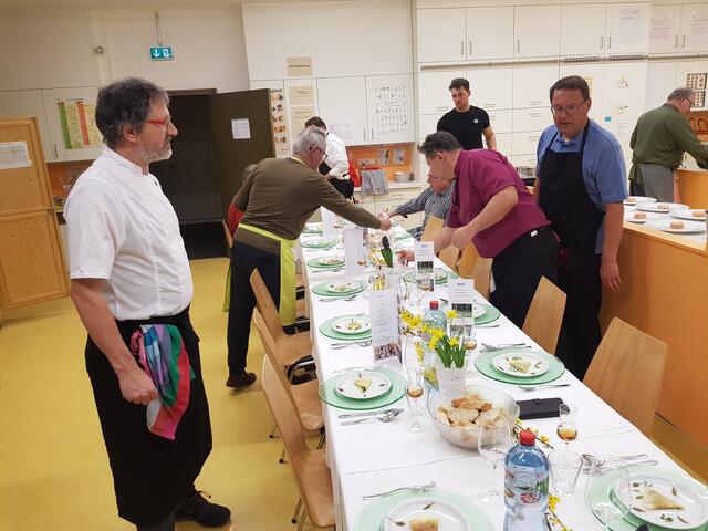 Es ist angerichtet - schnell, bevors kalt wird. Das ist immer ein kleines Problem, die Speisen heiß auf den Tisch zu bringen. | Foto: Otto Killensberger