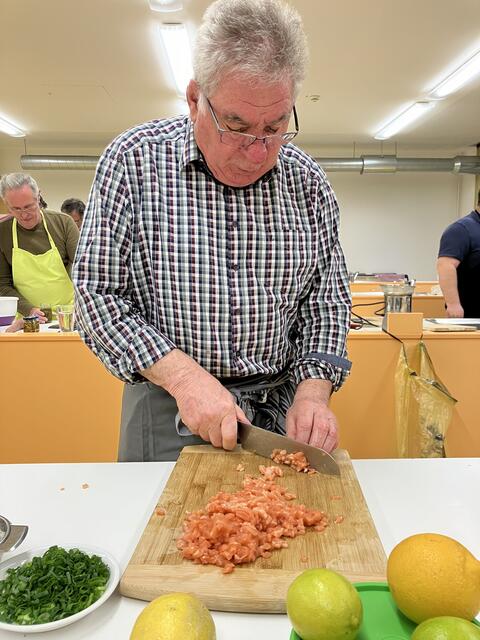 Beim Lachstartar ist es wichtig, dass das Lachsfleisch nicht durch den Fleischwolf gedreht wird, sondern wie es hier von Karl Rupp gemacht wird, klein schneidet und nicht hackt. | Foto: Otto Killensberger
