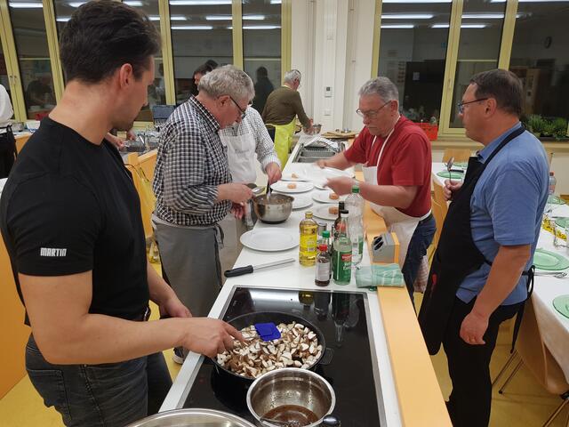 Die Shitakepilze werden angebraten und assiatisch abgeschmeckt mit Ingwer und Zitrone.