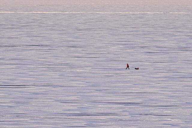 Dienstag: Ein einsamer Wanderer (DER Wanderer?) zieht seinen Schlitten über das Eis vor der Stadt Kemi | Foto: Marc Rohde