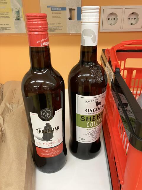 Man entschied sich als Apperitiv für den Sandeman Sherry Medium. | Foto: Otto Killensberger