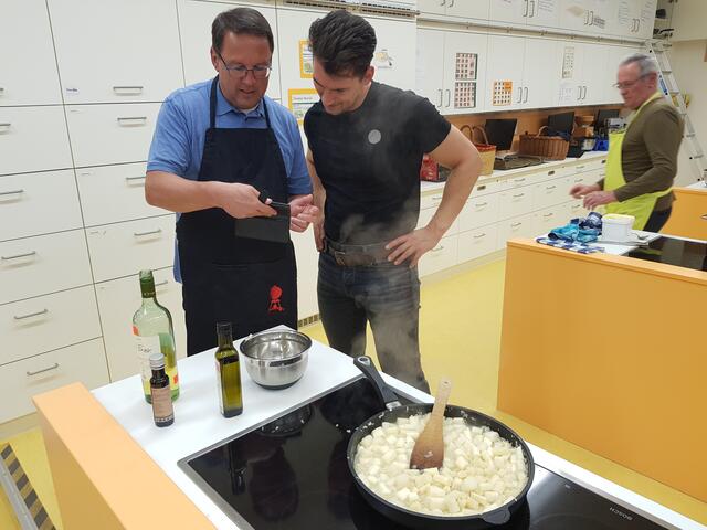 Alfred Zinsmeister (links) und Martin Klaus gucken noch einmal ins "elektronische" Rezeptblatt. | Foto: Otto Killensberger