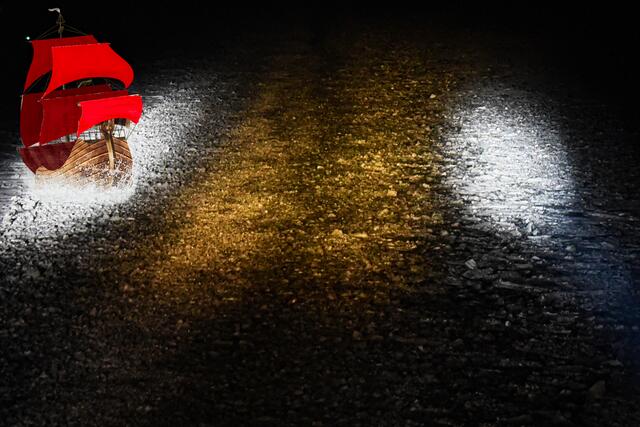 Sonntag: Auf nächtlicher Fahrt mit Suchscheinwerfern könnte man meinen, das Schiff des Fliegenden Holländers zu erspähen | Foto: Marc Rohde