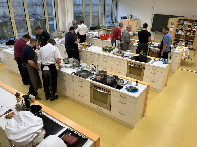 An jeder Küchenzeile wird gearbeitet. Ja kochen macht richtig Spaß - bei Küchenschlachten wären Soldaten auf alle Fälle besser aufgehoben als im Krieg.