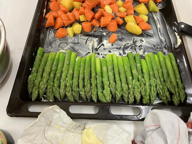 Das Gemüse ist geputzt und geschnitten, es kommt mit Butter in den vorgeheizten Backofen.