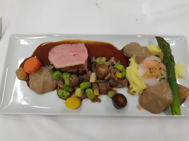 So kam das Hauptgericht auf den Tisch. Jetzt wenn ich den Teller wieder ansehe läuft mir das Wasser noch einmal im Munde zusammen.