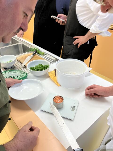 Hier wird die Größe und das Gewicht für den Vorspeisenteller festgelegt. das Lachstartar wird im Edelstahlring auf den Teller geformt. | Foto: Otto Killensberger