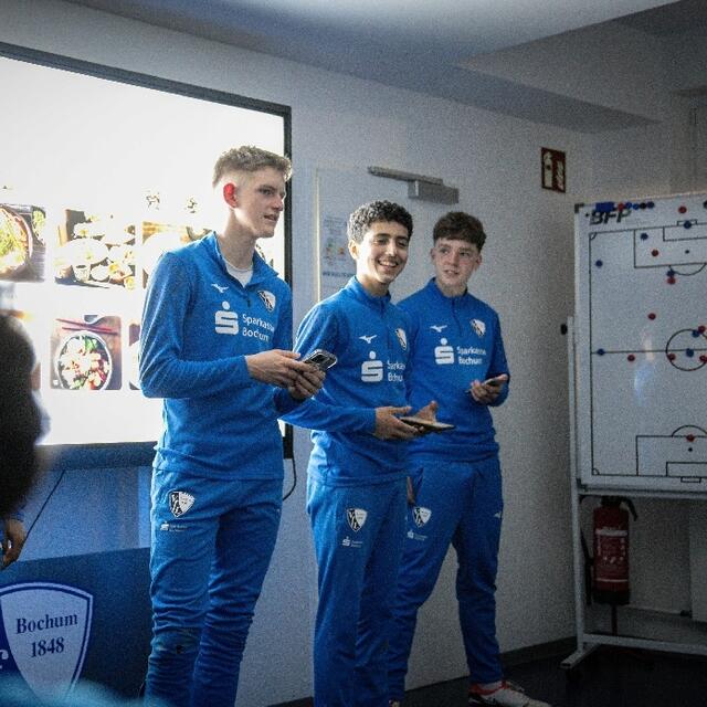 Dank des Handys kein Problem, sich der  japanischen Sprache zu nähern. | Foto: VfL Bochum Talentwerk (facebook)