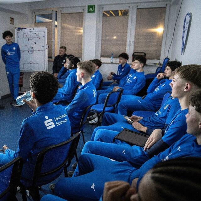 Taktikbesprechung für einen erfolgreichen Turnierverlauf. | Foto: VfL Bochum Talentwerk (facebook)