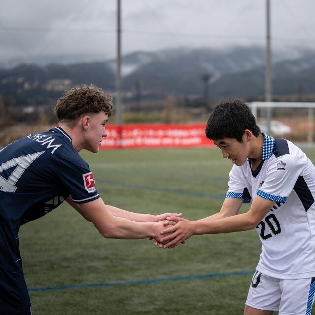 Das Briefing hat gewirkt: beidhändige Begrüßung des Gegners. | Foto: VfL Bochum Talentwerk (facebook)