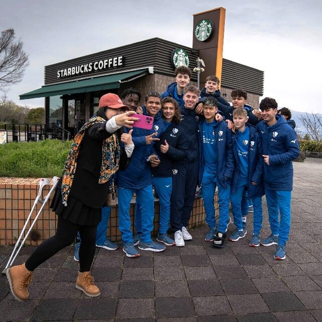 Gute Laune vor einem typisch japanischen Tee- Zeremoniehaus... | Foto: VfL Bochum Talentwerk (facebook)