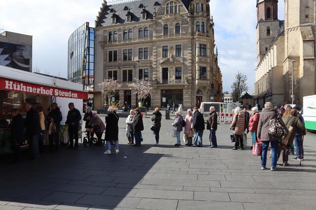kurze Ostereier Schlange, Markt Halle (Saale)