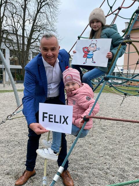 Sophia (oben) und Sophie-Marie präsentieren mit Oberbürgermeister Gerhard Jauernig den GLÜCKLICH-Käfer Felix. | Foto: Michael Lindner/ Stadt Günzburg