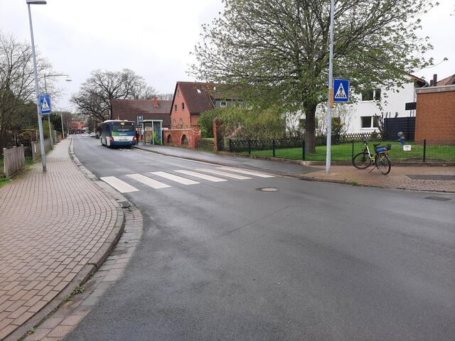 Zebrastreifen: Von der Schule sicher(er) zur Bushaltestelle "Engelbostel Kirchstraße"