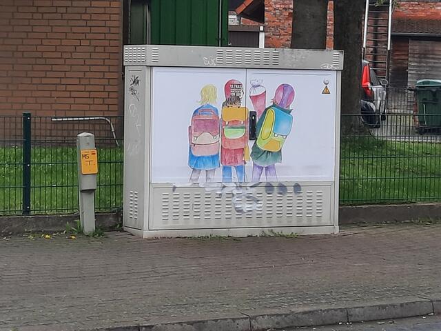 Dezenter Hinweis, schon am Internet-Verteil-Kasten: "Hier sind viele Schulkinder unterwegs!"