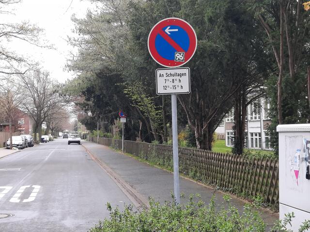Aus- und Einsteige-Streifen, gleich in der Nebenstraße: Bleiben frei zu Schulbeginn und zum Schulschluss. SO wird zu dichter Kfz-Verkehr verlagert und entzerrt.