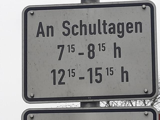 Kfz-Durchfahrtverbot:
- Schulanfang: 7:15 bis 8:15 Uhr,
- Schulschluss: 12:15 bis 15:15 Uhr