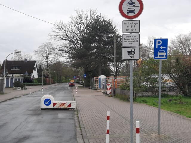 Bieten Schutz: Schilder, Betonklötze, Poller, Stangen, ...