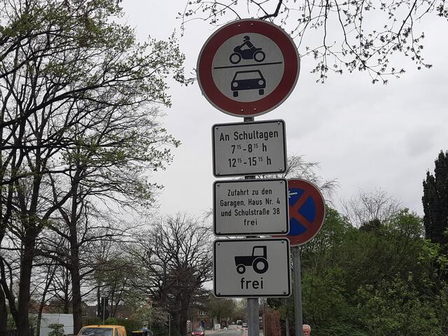 Besondere Regelungen brauchen besondere Schilder, eben.