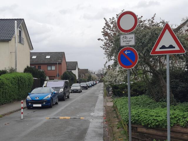 Nebenstraße vor der Schule mit möglichst wenig Kfz-Verkehr: Straße NUR frei für Anlieger und für Radfahrende.