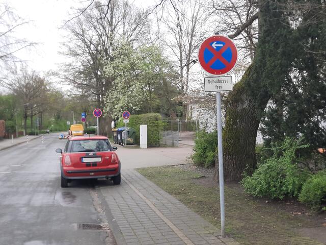 Oh, ein MINI-Schulbus: DER darf hier natürlich parken! Alle anderen Pkw aber nicht.