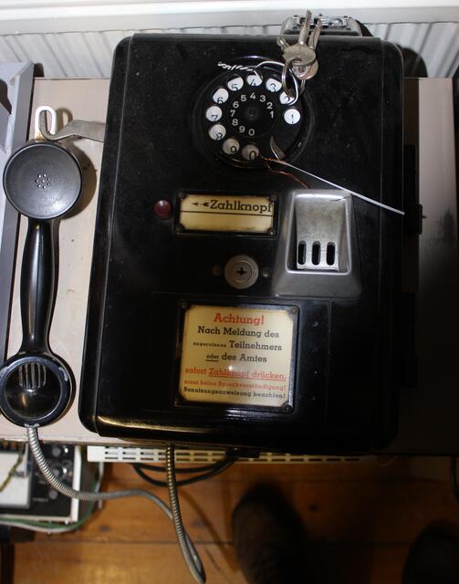 Aus der ersten Generation der Münszfernsprecher, die in den Telefonkabinen in Postämtern angeracht waren. 