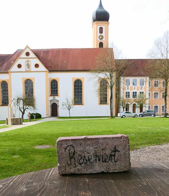 Blick vom Biergarten auf die Abteikirche