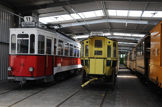 Historische Straßenbahnwagen in Döhren.