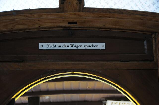 Aus heutiger Sicht etwas kurios: Verbotsshcild in einem Oldtimer