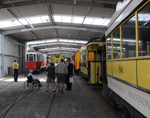 Historische Straßenbahnwagen in Döhren.