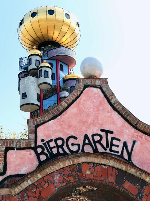 Der Biergarten mit Gratisblick auf den Turm ist für alle Besucher zugänglich