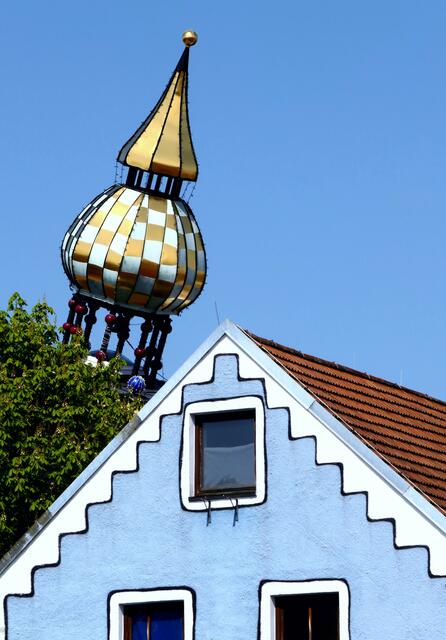 Schon bei der Anfahrt erstaunt einen die Schräglage des Turms am Kunsthaus