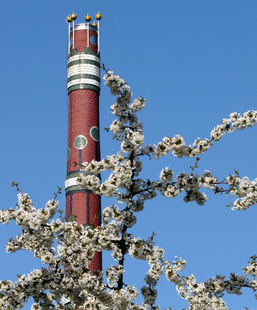 Auch der Fabrikschlot hat ein Design im Hundertwasser-Stil erhalten