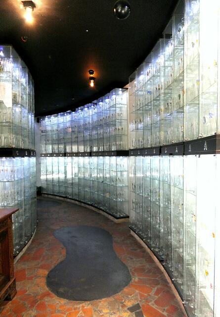 Wie im Spiegelkabinett: die Sammlung des Hausherrn mit über 4000 Weißbiergläsern