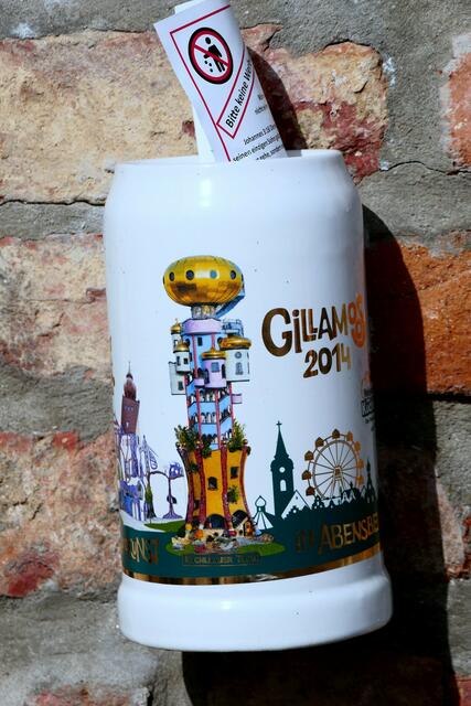 Auf dem Weg hinüber zur Brauerei: einer der Jahreskrüge zum GILLAMOOS-FEST im September