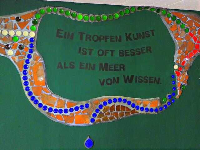 Und immer wieder stimmig eingebundene Details zu Hundertwassers Wirken