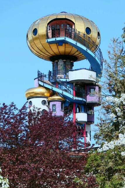 Gegenüber fällt der Blick schon auf den "Kuchlbauer Turm", dem neuen Wahrzeichen von Abensberg