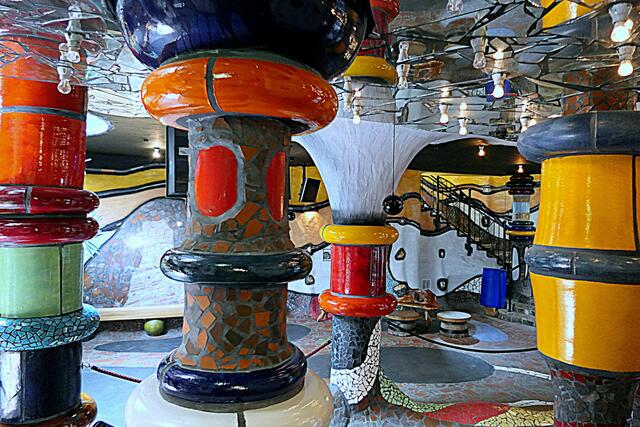 Im Untergeschoß des Turms finden wir die typischen Hundertwasser-Elemente und Farben