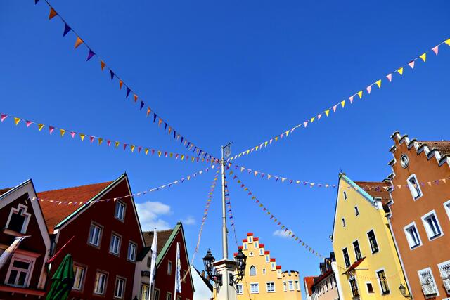 Abensberg ist ein überschaubares buntes Städtchen. Um den Rathausplatz reihen sich einige Lokale, in denen man sich fast wie in Italien fühlt.