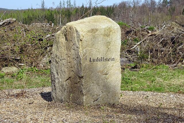der neu errichtete Gedenkstein am Weg zwischen Bösen Kleef und Todtenrode