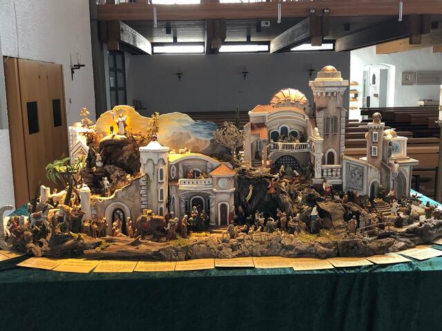 Foto: Die Passionskrippe in St. Peter und Paul in Münster/Lech kann umrundet werden.