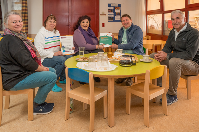 Informative Gespräche zur LEW-Bildungsinitiative 3malE am "kleinen runden Tisch".  Von links: Leiterin der AWO Kita Schatzkiste Birgit Sibeth-Lehleiter, Stellvertr. Leiterin Brigitte Augustin, myheimat-Reporterin Sabina Scherer, LEW-Kommunalmanager Michael Smischek und Kissings Zweiter Bürgermeister Franz-Xaver Sedlmeyr. | Foto: FSeventfoto