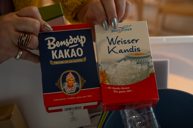 LEW-Bildungsinitiative 3malE - LEW-Kommunalmanager Michael Smischek (links) übergibt den Kindern und der Kindergarten-Leitung der Kissinger Schatzkiste die 3malE-Entdecker-Kiste "Wasser" mit informativen Inhalten | Foto: FSeventfoto