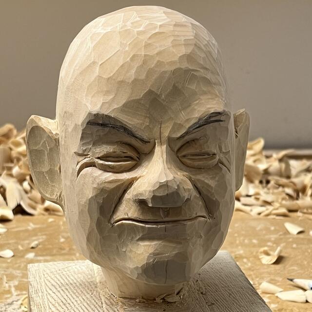 1: Der "Scholz"-Kopf nach dem Schnitzen. Die markante Stirn- und Augenpartie arbeitete Moch heraus. | Foto: Florian Moch