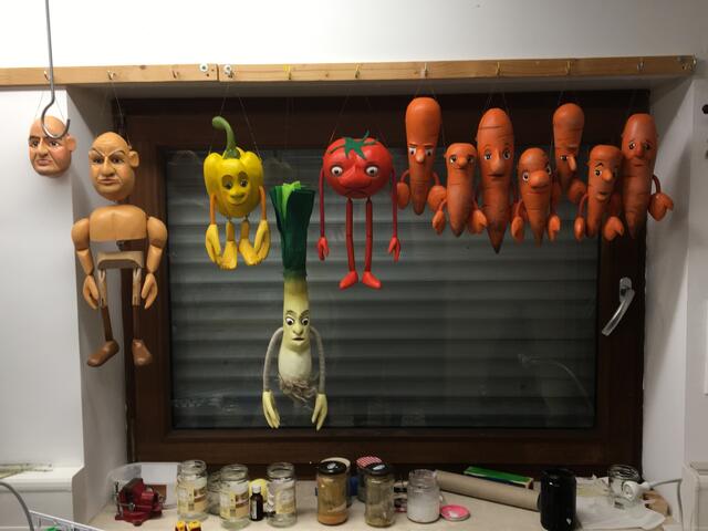 Einblick in Florian Mochs Werkstatt im Keller. Marionetten: Söder (links) und Gemüseband (rechts) | Foto: Florian Moch