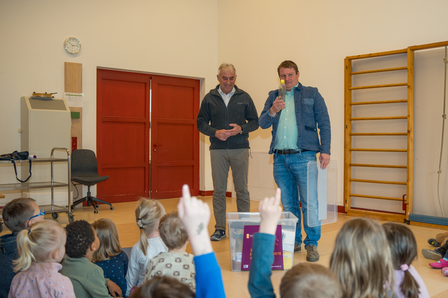 LEW-Bildungsinitiative 3malE - LEW-Kommunalmanager Michael Smischek (links) übergibt den Kindern und der Kindergarten-Leitung (Brigitte Augustin, im Bild dritte von links) die 3malE-Entdecker-Kiste "Wasser".  Michael Smischek beantwortet die Fragen der KInder. Im Bild auch Kissings Zweiter Bürgermeister Franz-Xaver Sedlmeyr | Foto: FSeventfoto