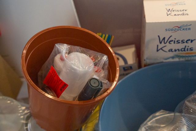 LEW-Bildungsinitiative 3malE - LEW-Kommunalmanager Michael Smischek (links) übergibt den Kindern und der Kindergarten-Leitung der Kissinger Schatzkiste die 3malE-Entdecker-Kiste "Wasser" mit informativen Inhalten | Foto: FSeventfoto